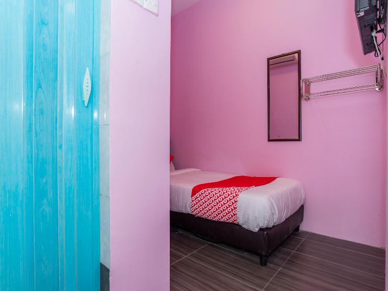 Oyo 1125 Ir Inn Hotel Скудай Екстер'єр фото
